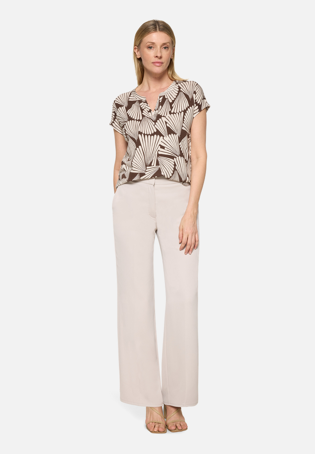 Basic Shirt mit V-Ausschnitt / Modellfoto Vorderseite (Outfit)