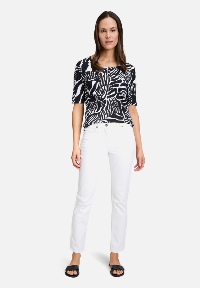 Basic Shirt mit Rippenstruktur / Modellfoto Vorderseite (Outfit)