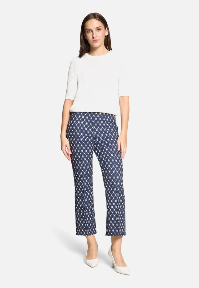 Casual-Hose Slim Fit / Modellfoto Vorderseite (Outfit)