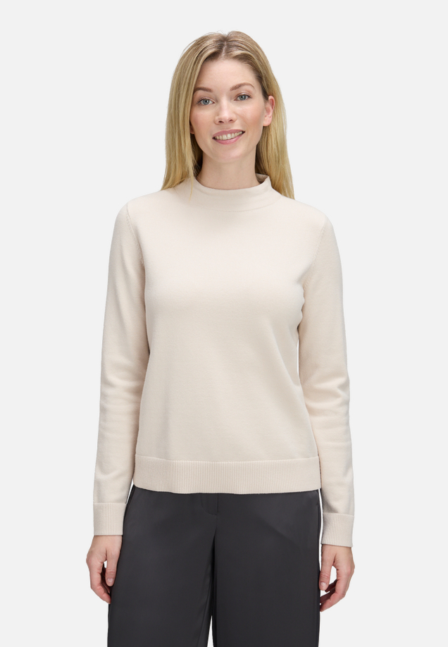 Basic-Strickpullover mit Stehkragen / Modellfoto Vorderseite