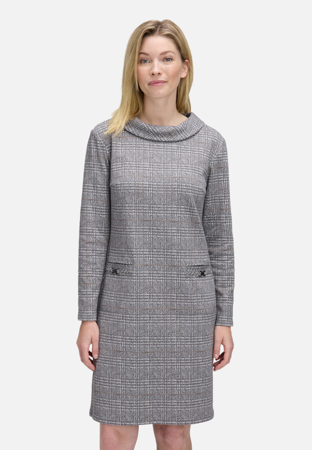 Sweatkleid mit Kragen / Modellfoto Vorderseite