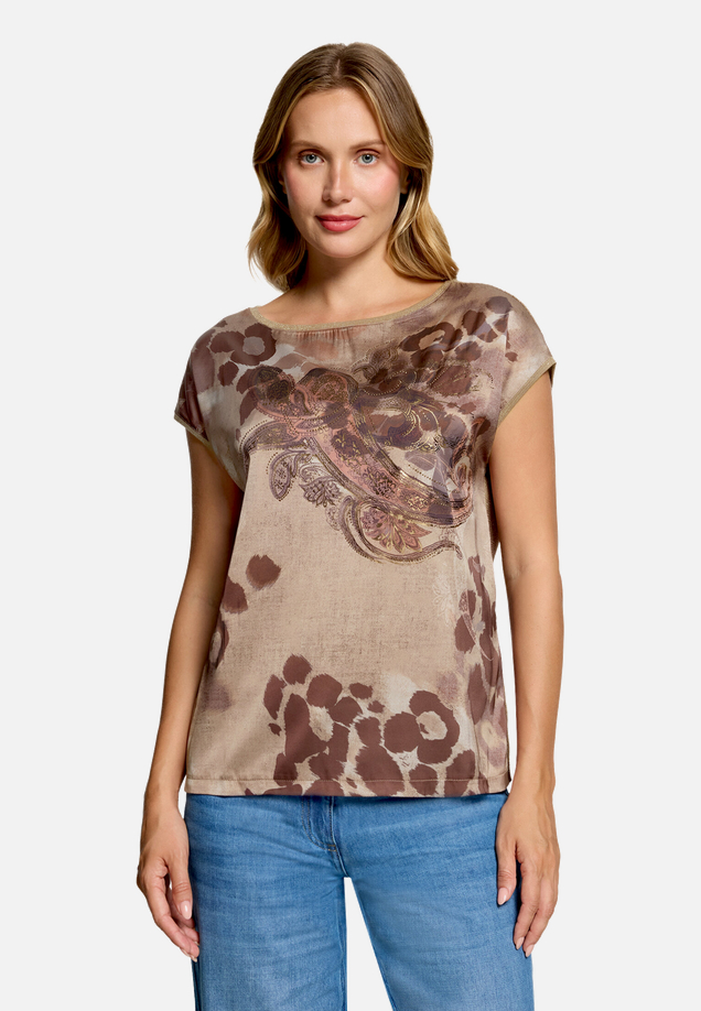 Blusenshirt mit Print  / Modellfoto Vorderseite