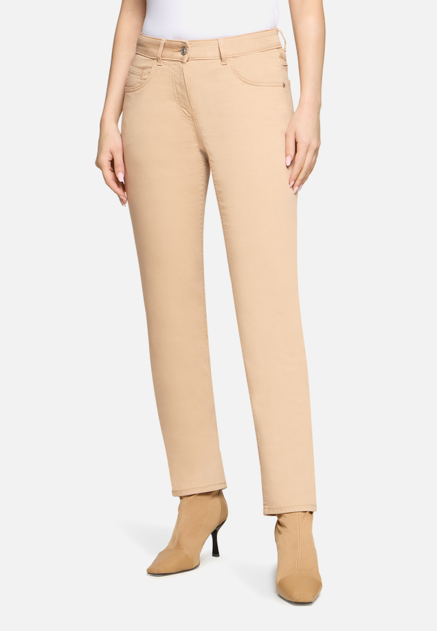 Casual-Hose mit aufgesetzten Taschen / Modellfoto Vorderseite