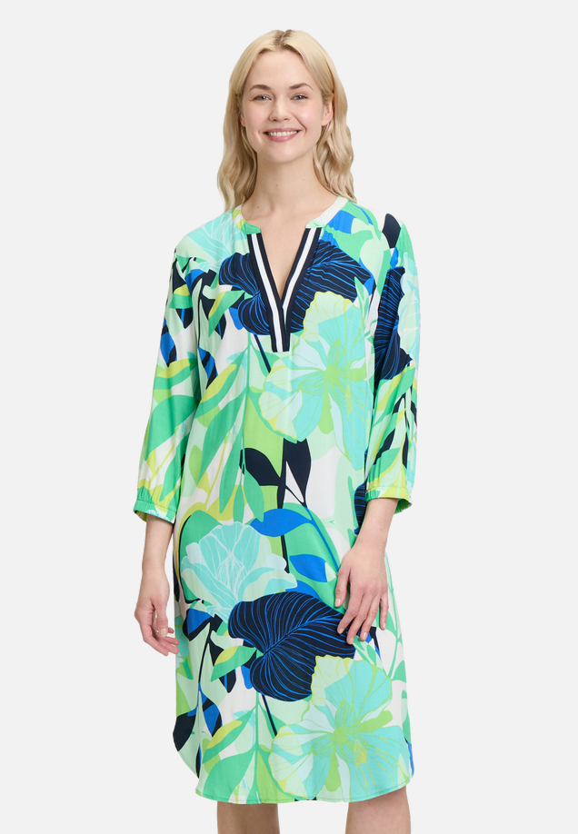 Casual-Kleid mit Stehkragen / Modellfoto Vorderseite