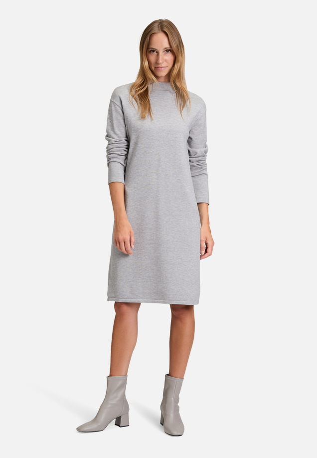 Strickkleid mit Stehkragen / Modellfoto Vorderseite (Outfit)