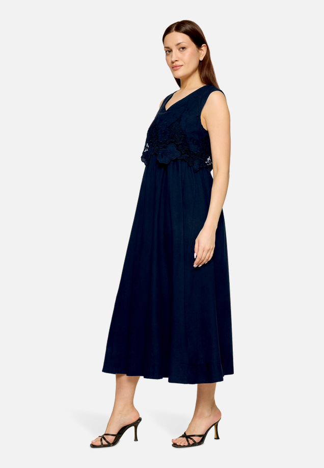 Midikleid mit V-Ausschnitt / Modellfoto Vorderseite (Outfit)