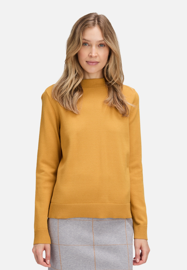 Basic-Strickpullover mit Stehkragen / Modellfoto Vorderseite