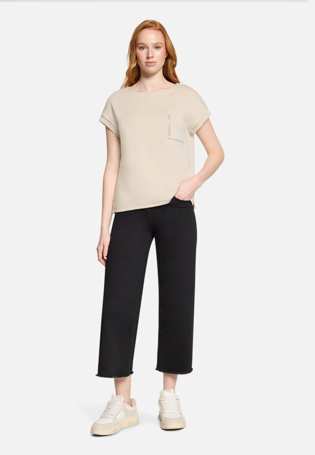 Sweatshirt mit Seitenschlitzen / Modellfoto Vorderseite (Outfit)