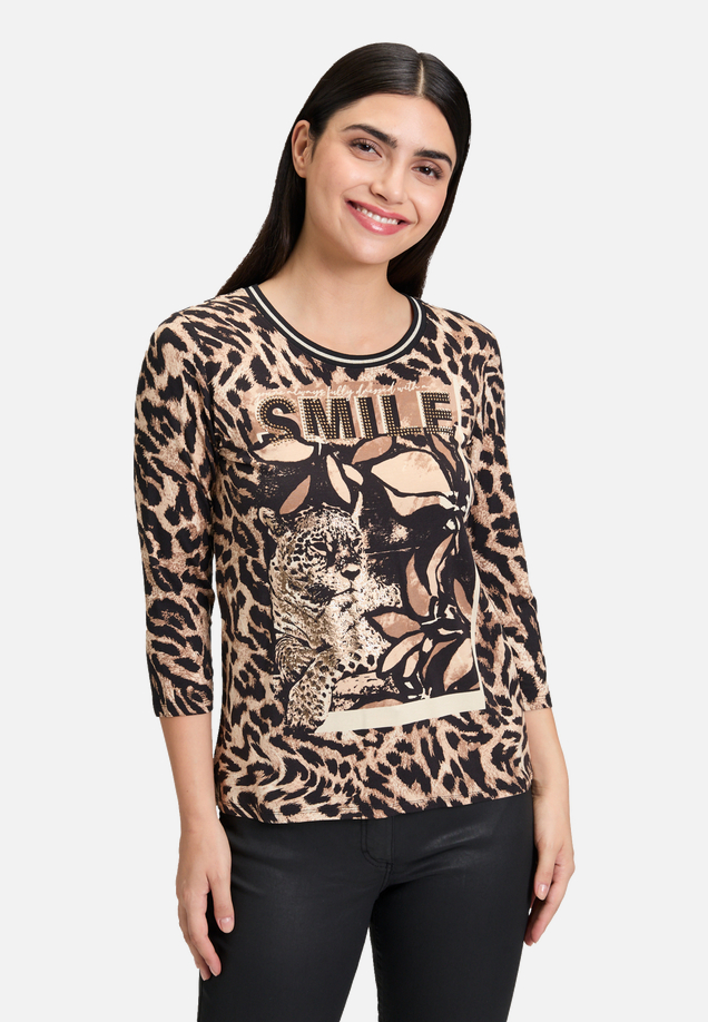 Basic Shirt mit Print / Modellfoto Vorderseite
