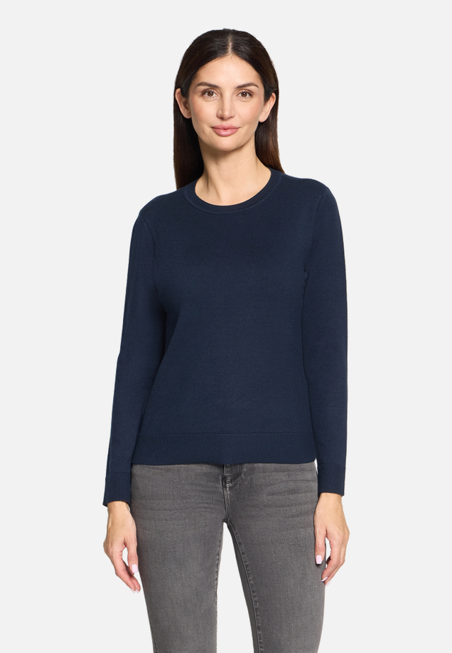 Basic-Strickpullover mit Rundhalsausschnitt / Modellfoto Vorderseite
