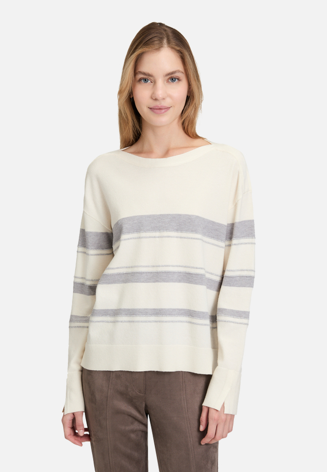 Feinstrickpullover mit Lurexfaden / Modellfoto Vorderseite