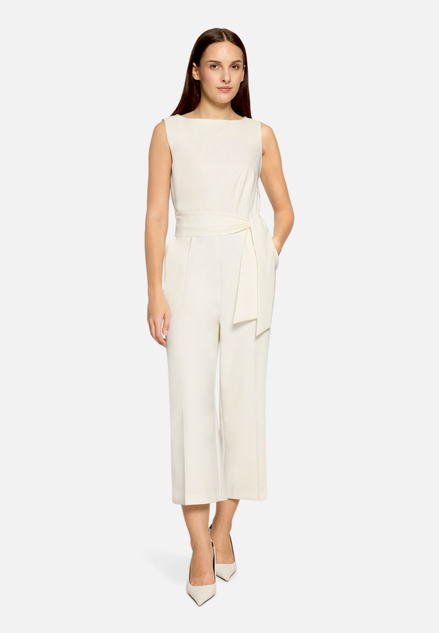 Eleganter Jumpsuit mit Eingrifftaschen / Modellfoto Vorderseite