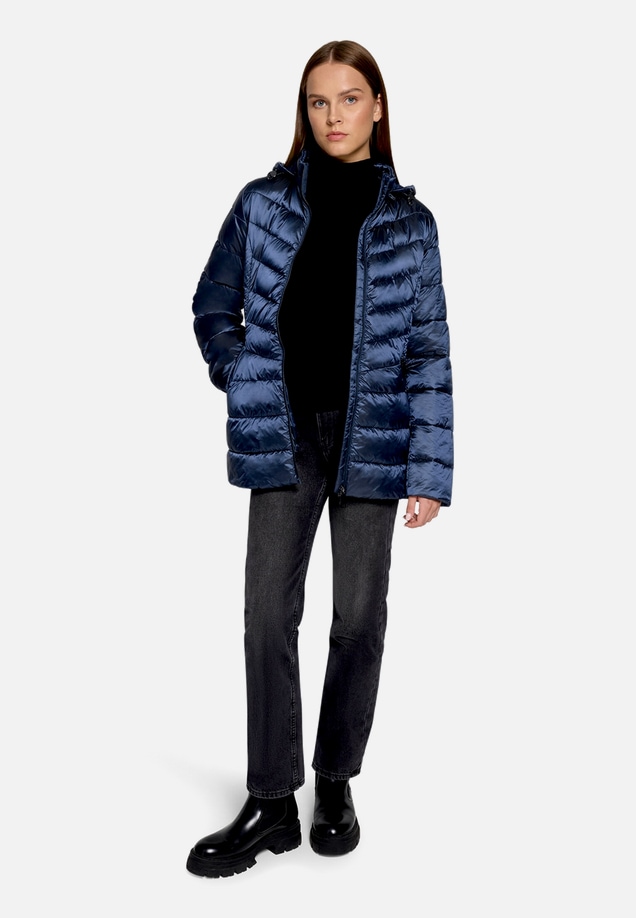 Outdoorjacke mit abnehmbarer Kapuze / Modellfoto Vorderseite (Outfit)