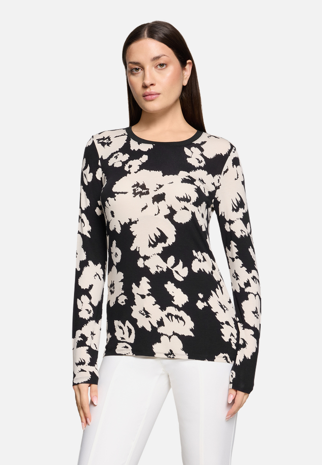 Basic Shirt mit Rippbündchen / Modellfoto Vorderseite