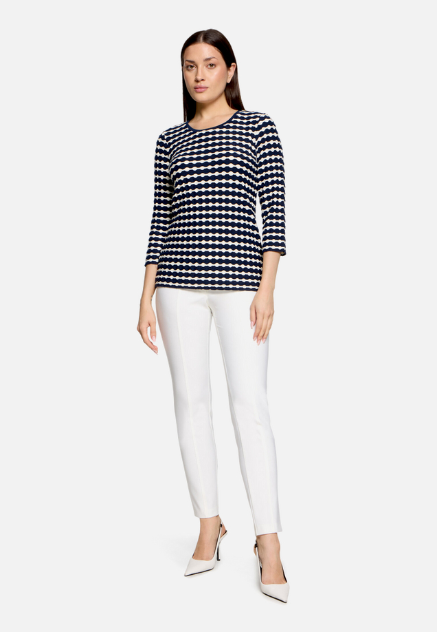 Basic Shirt mit Rundhalsausschnitt / Modellfoto Vorderseite (Outfit)