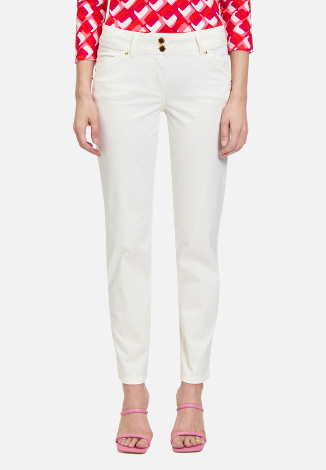 Casual-Hose Slim Fit / Modellfoto Vorderseite