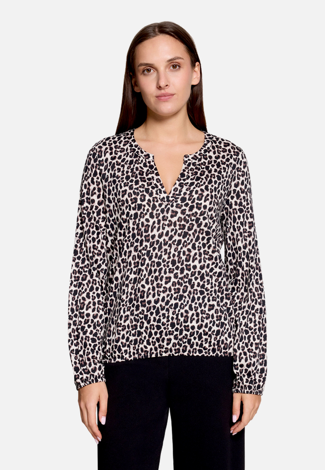 Leo-Bluse  mit V-Ausschnitt  / Modellfoto Vorderseite