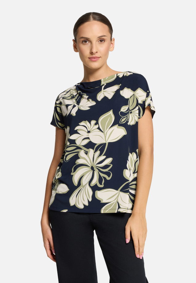 Printshirt mit Wasserfallausschnitt / Modellfoto Vorderseite
