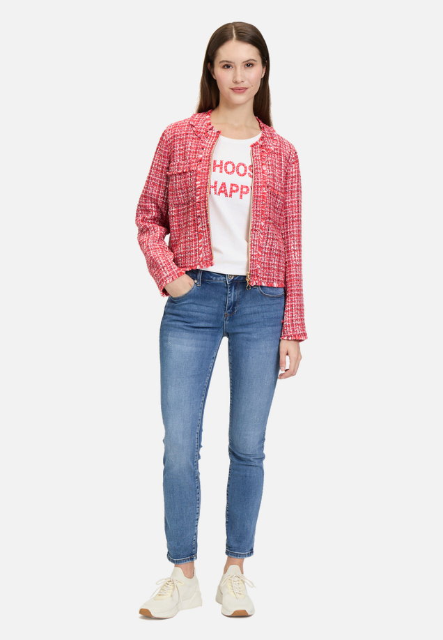 Basic Shirt mit Aufdruck / Modellfoto Vorderseite (Outfit)