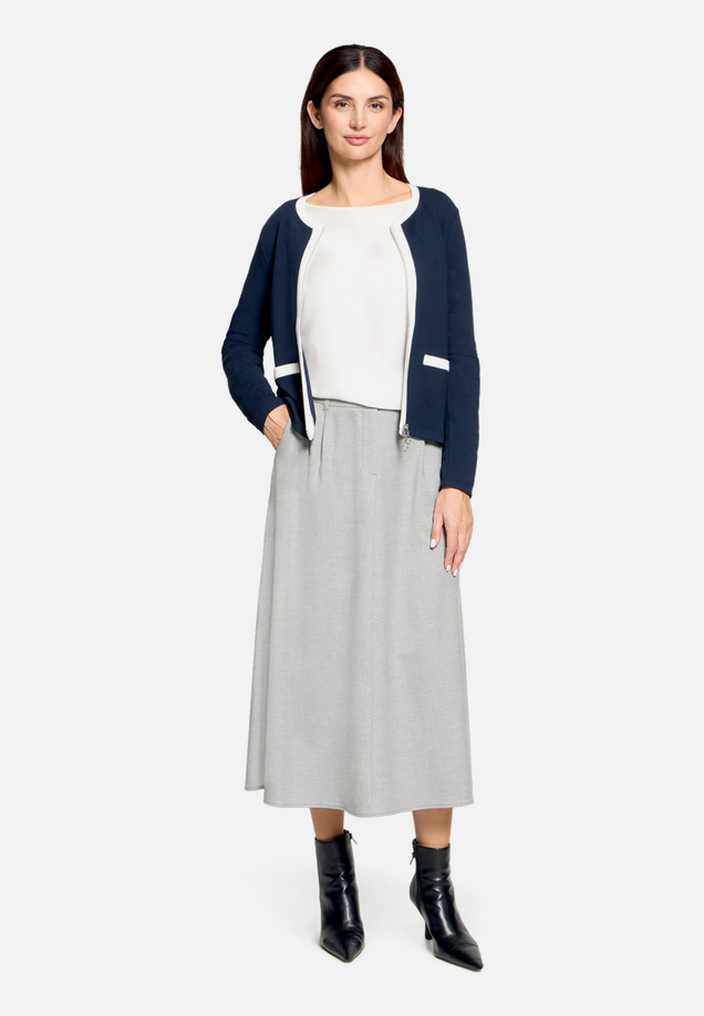 Shirtjacke mit Struktur / Modellfoto Vorderseite (Outfit)