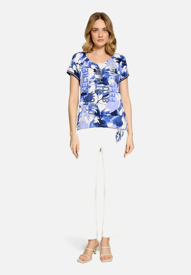 Printshirt mit Raffung / Modellfoto Vorderseite (Outfit)