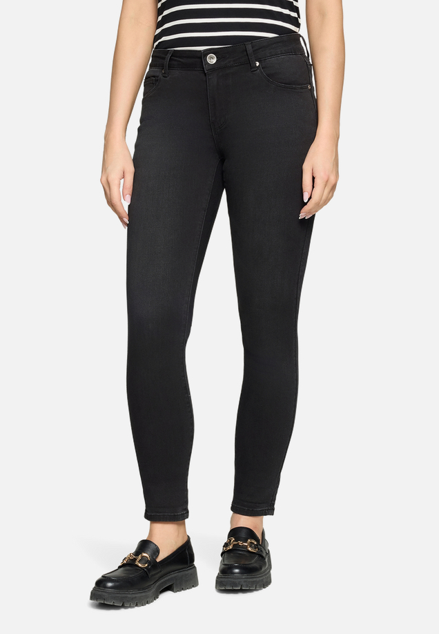 Slim Fit Jeans  mit Stretch-Anteil Style Sunny Short  / Modellfoto Vorderseite