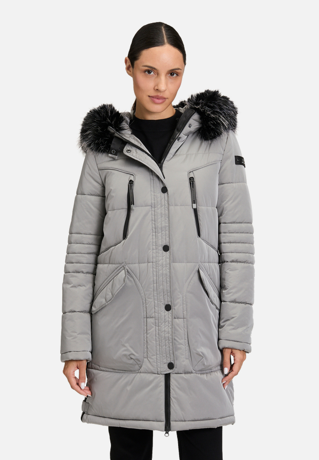 Steppjacke mit Kapuze / Modellfoto Vorderseite