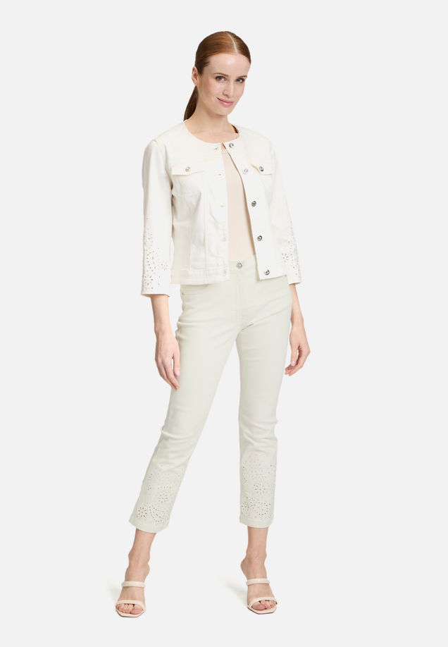 Casual-Hose mit Stickerei / Modellfoto Vorderseite (Outfit)