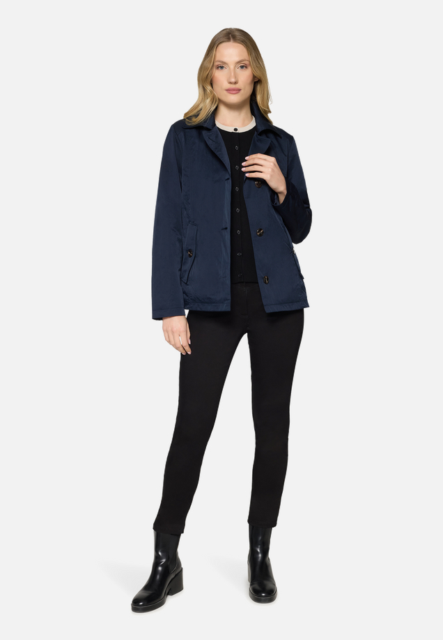 Kurzmantel mit Kragen / Modellfoto Vorderseite (Outfit)