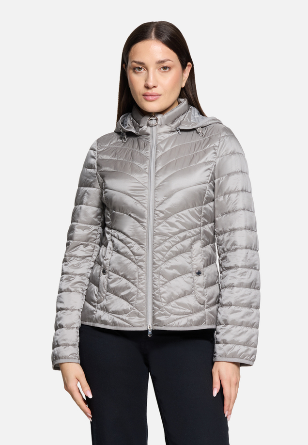 Outdoorjacke mit abnehmbarer Kapuze / Modellfoto Vorderseite