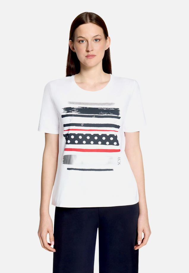 Basic Shirt mit Aufdruck / Modellfoto Vorderseite