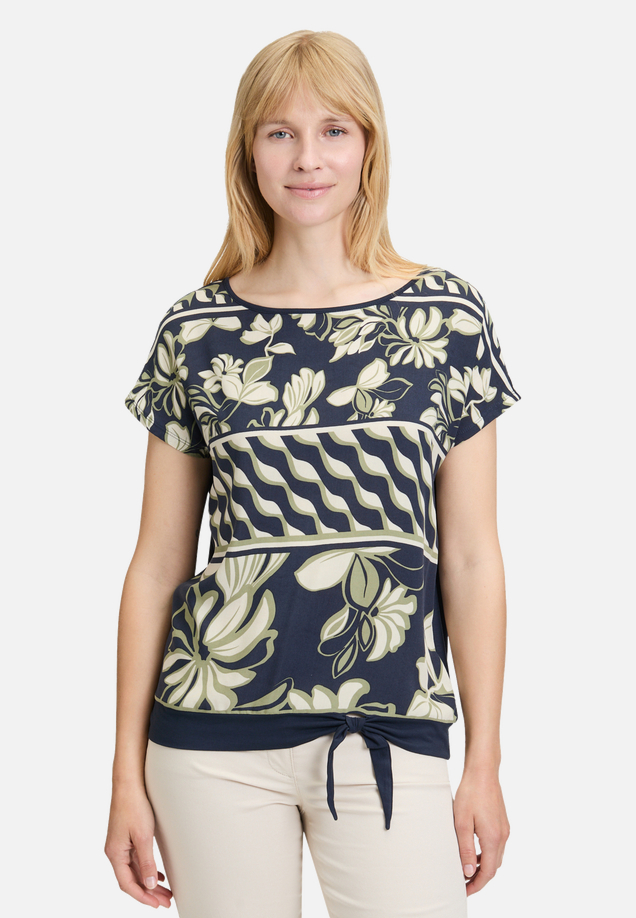 Basic Shirt mit Schleifenknoten / Modellfoto Vorderseite