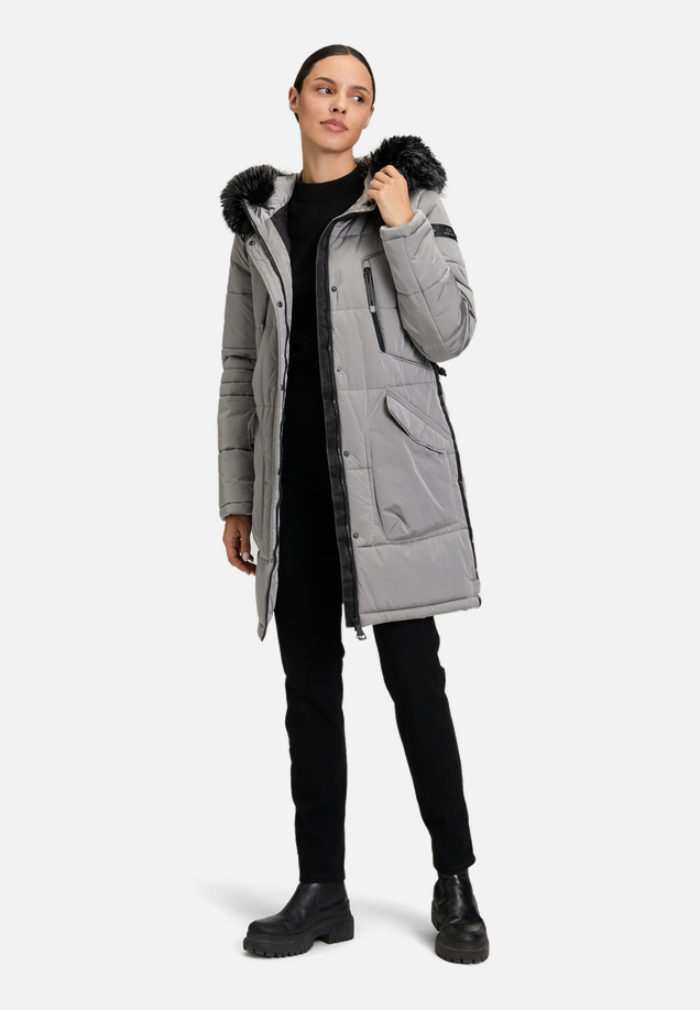 Steppjacke mit Kapuze / Modellfoto Vorderseite (Outfit)