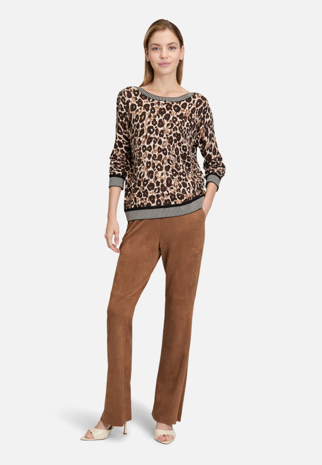 Strickpullover mit Animalprint / Modellfoto Vorderseite (Outfit)