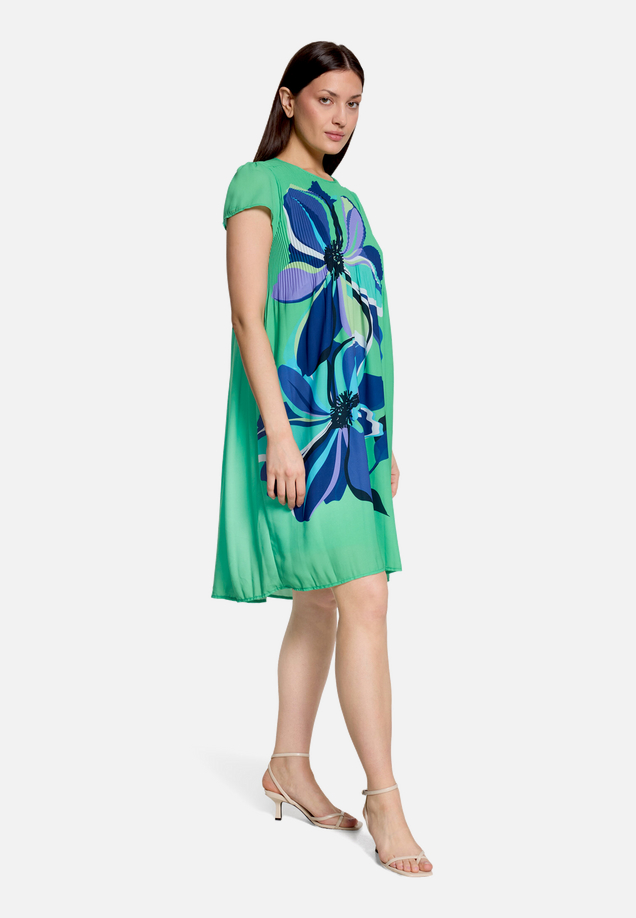 Plisseekleid kurzarm / Modellfoto Vorderseite (Outfit)