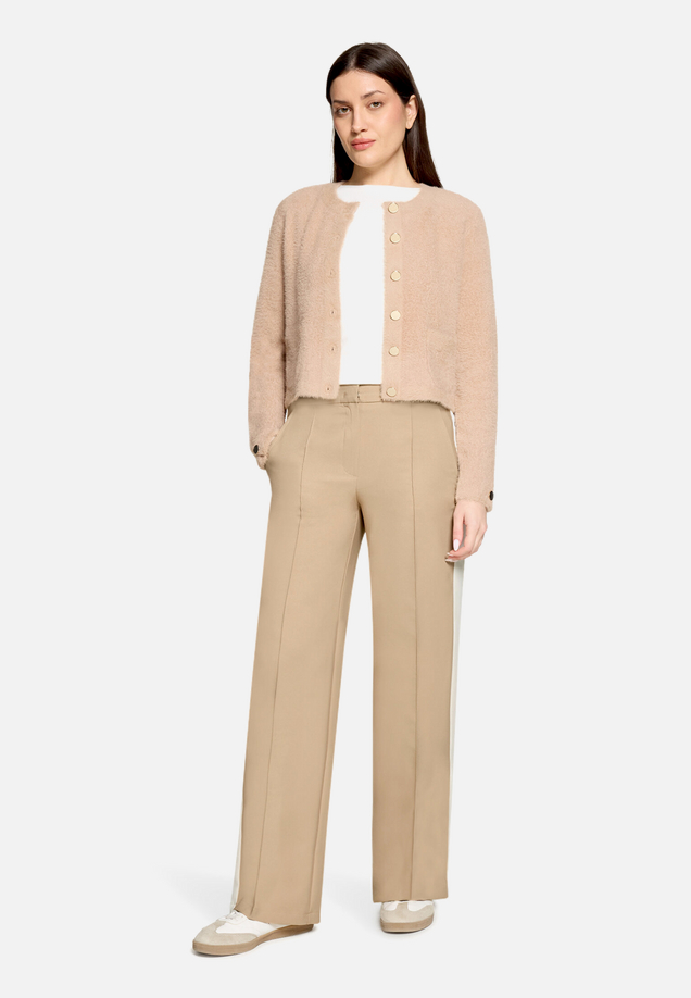 Casual-Hose mit Galonstreifen / Modellfoto Vorderseite (Outfit)