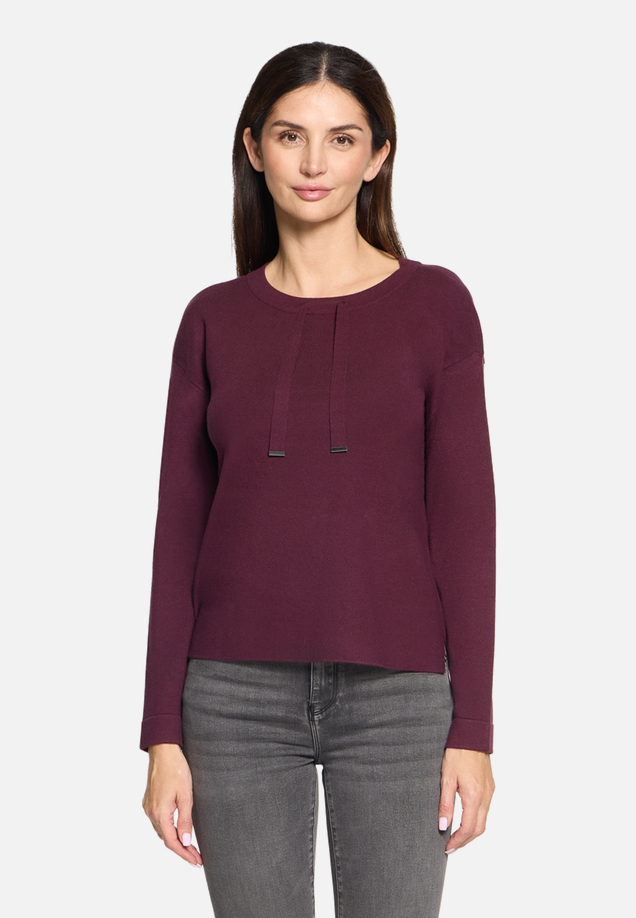 Feinstrickpullover mit Seitenschlitzen / Modellfoto Vorderseite