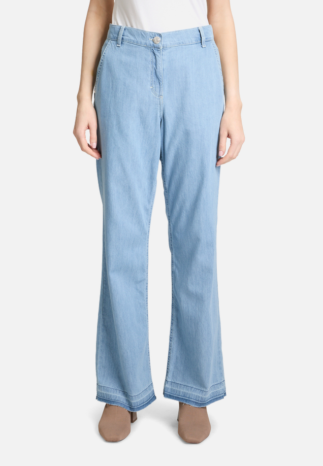 Casual-Hose mit offenem Saum / Modellfoto Vorderseite