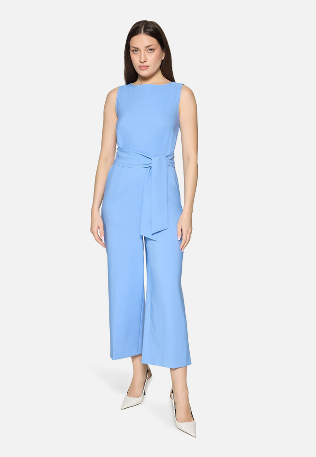 Eleganter Jumpsuit mit Eingrifftaschen / Modellfoto Vorderseite