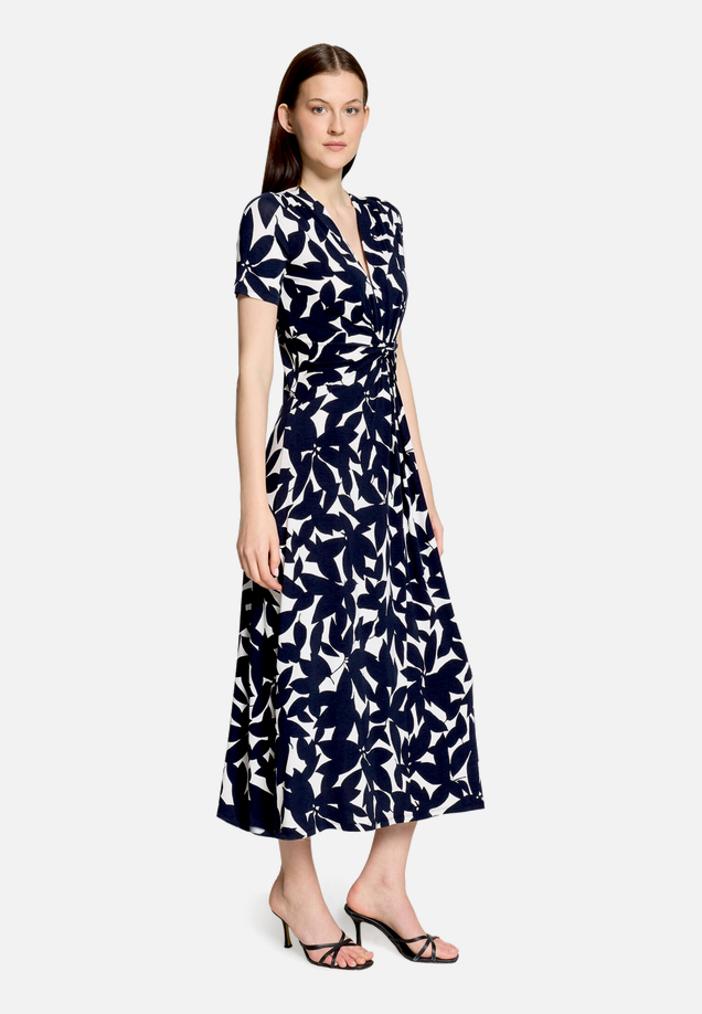 Midikleid mit Raffung / Modellfoto Vorderseite (Outfit)