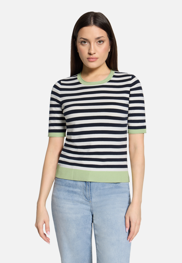 Basic-Pullover kurzarm / Modellfoto Vorderseite