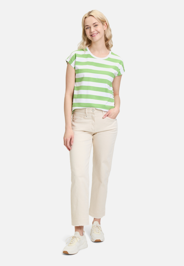 Basic Shirt mit Streifen / Modellfoto Vorderseite (Outfit)