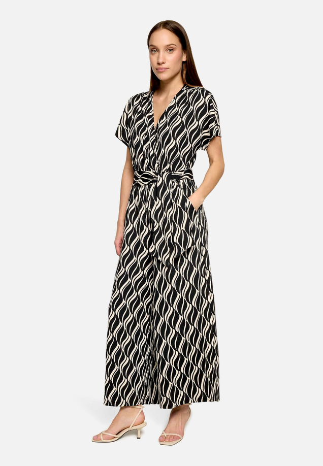 Eleganter Jumpsuit  mit grafischem Muster / Modellfoto Vorderseite (Outfit)