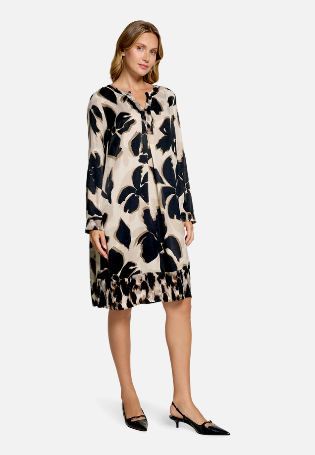Tunika-Kleid  langarm mit Blumen  / Modellfoto Vorderseite (Outfit)