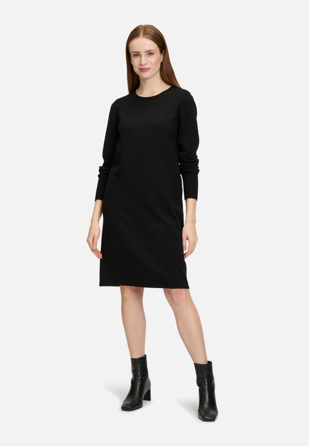 Strickkleid mit Rundhalsausschnitt / Modellfoto Vorderseite (Outfit)