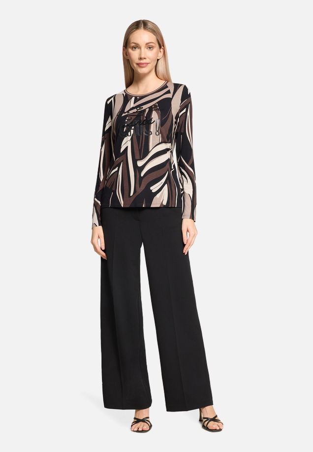 Basic Shirt mit Rippbündchen / Modellfoto Vorderseite (Outfit)