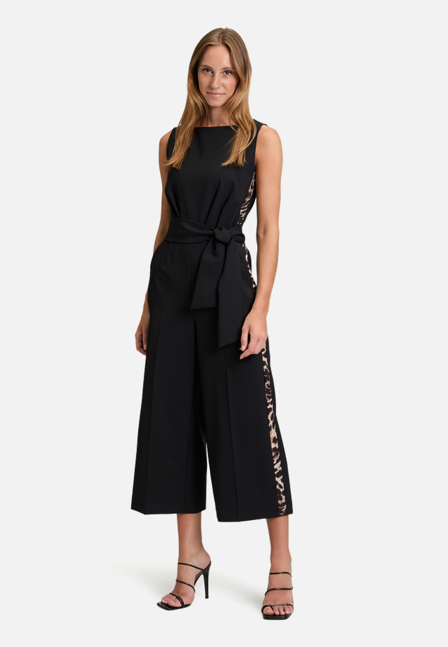 Jumpsuit mit Eingrifftaschen / Modellfoto Vorderseite