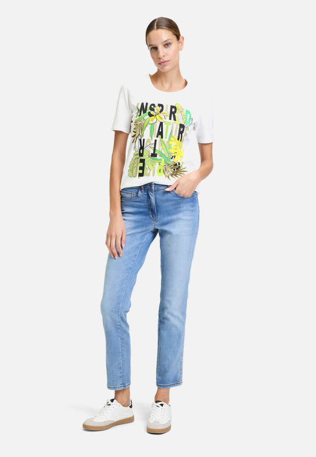 Basic Shirt mit Aufdruck / Modellfoto Vorderseite (Outfit)