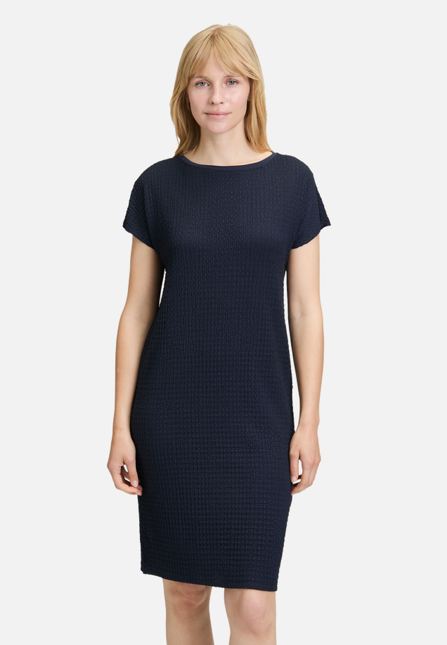 Plisseekleid kurzarm / Modellfoto Vorderseite