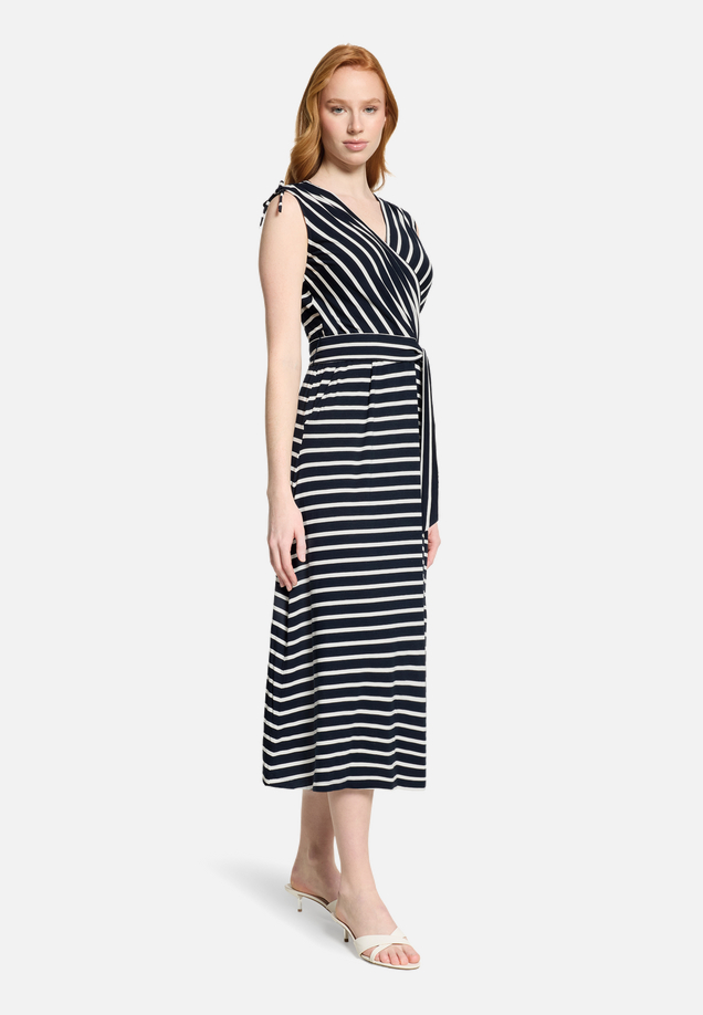 Jerseykleid ohne Arm / Modellfoto Vorderseite (Outfit)